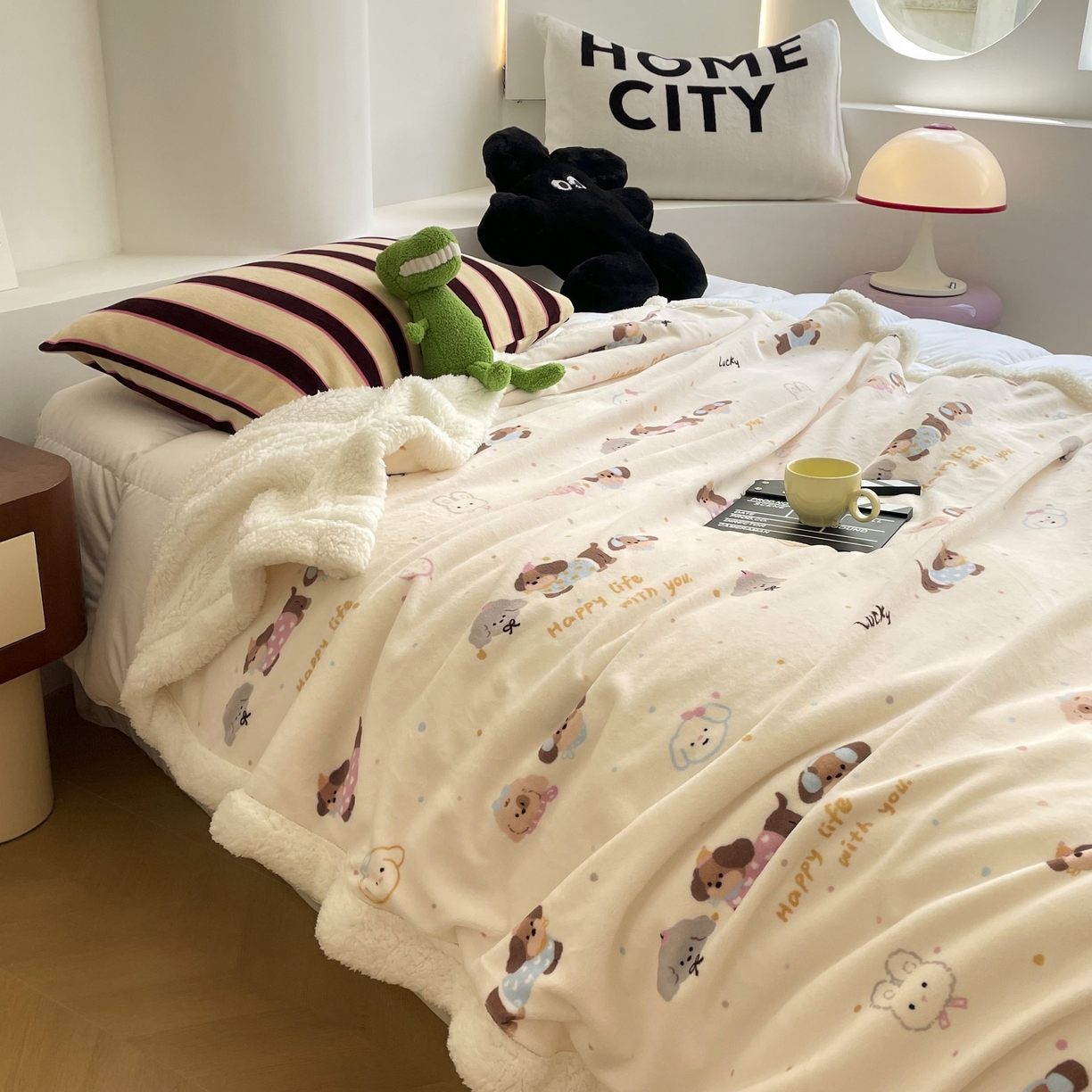 91家纺网 家纺一手货源 找家纺 十里居 2025新款印花牛奶绒羊羔绒盖毯毛毯午休毯卡通多功能沙发毯 小狗派对