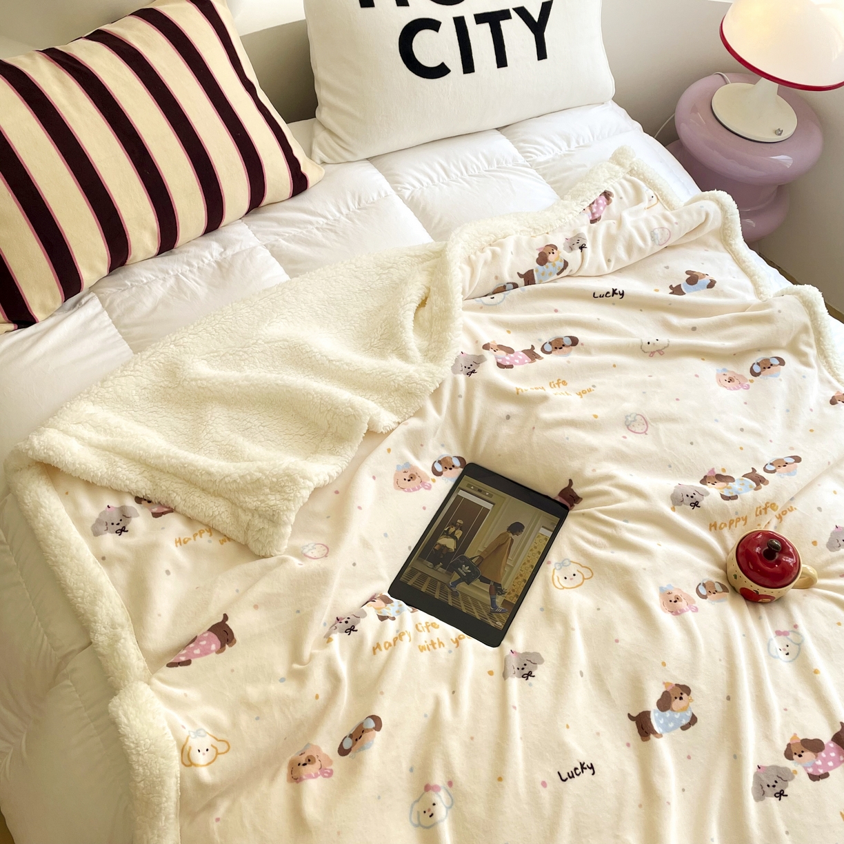 91家纺网 家纺一手货源 找家纺 十里居 2025新款印花牛奶绒羊羔绒盖毯毛毯午休毯卡通多功能沙发毯 小狗派对