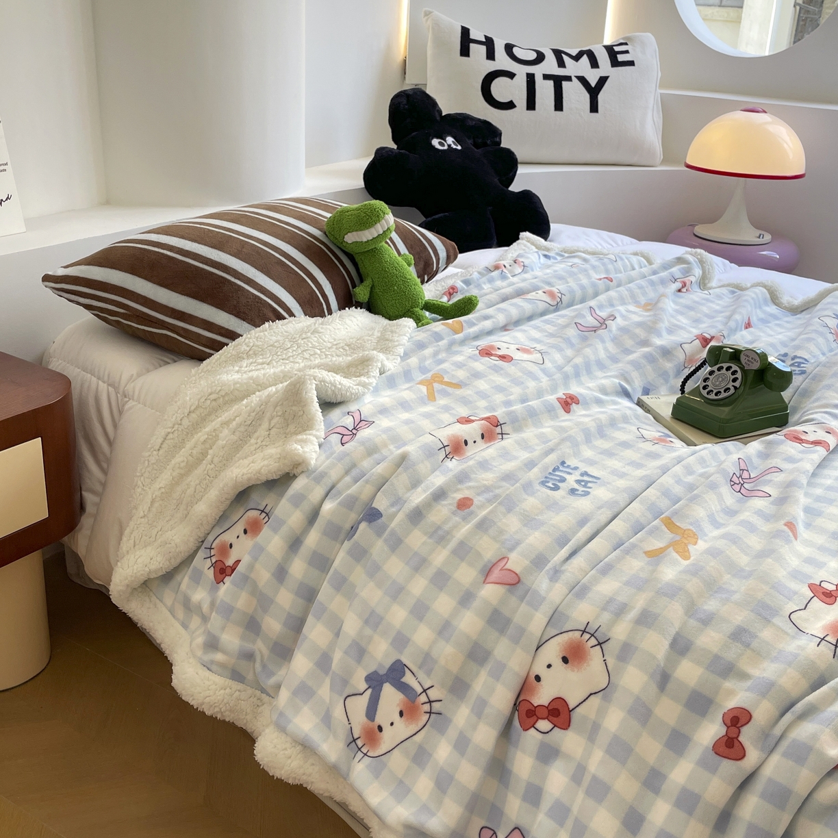 91家纺网 家纺一手货源 找家纺 十里居 2025新款印花牛奶绒羊羔绒盖毯毛毯午休毯卡通多功能沙发毯 KT猫