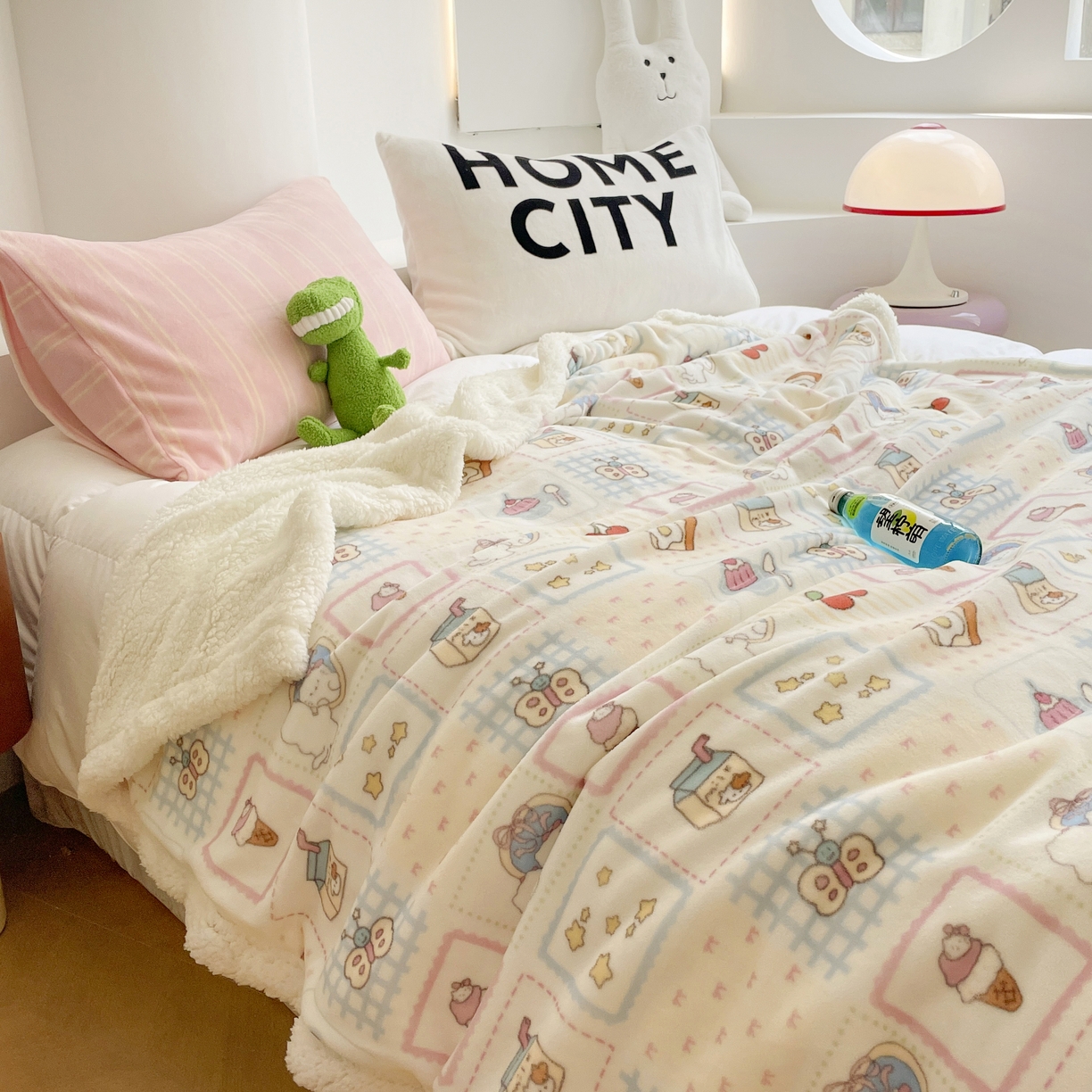 91家纺网 家纺一手货源 找家纺 十里居 2025新款印花牛奶绒羊羔绒盖毯毛毯午休毯卡通多功能沙发毯 甜品屋