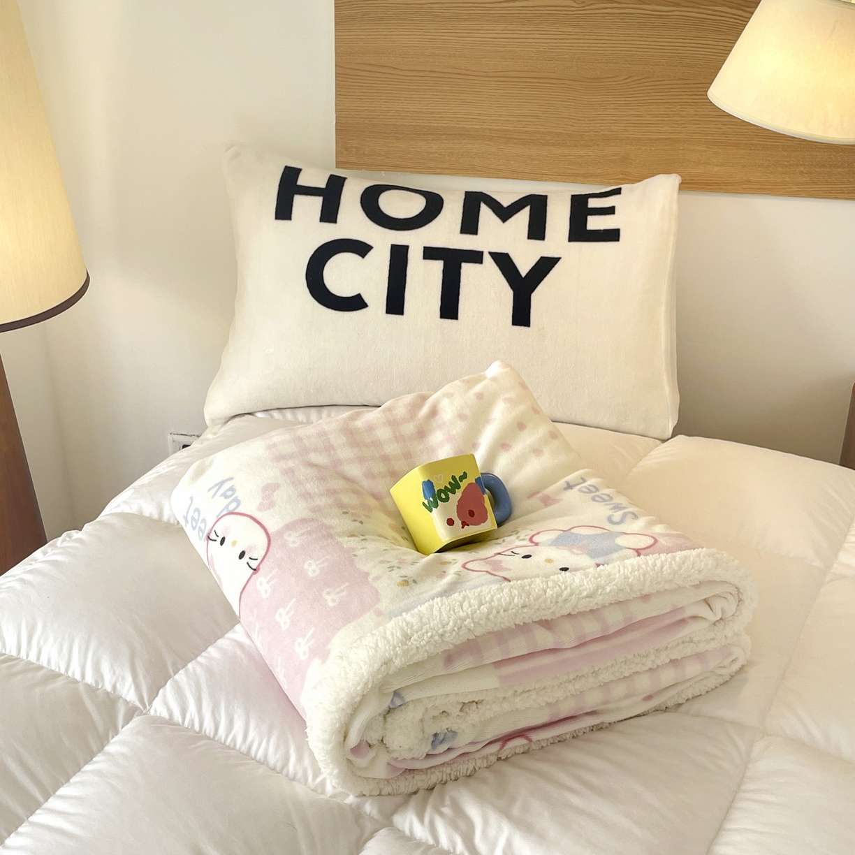 91家纺网 家纺一手货源 找家纺 十里居 2025新款印花牛奶绒羊羔绒盖毯毛毯午休毯卡通多功能沙发毯 布丁猫