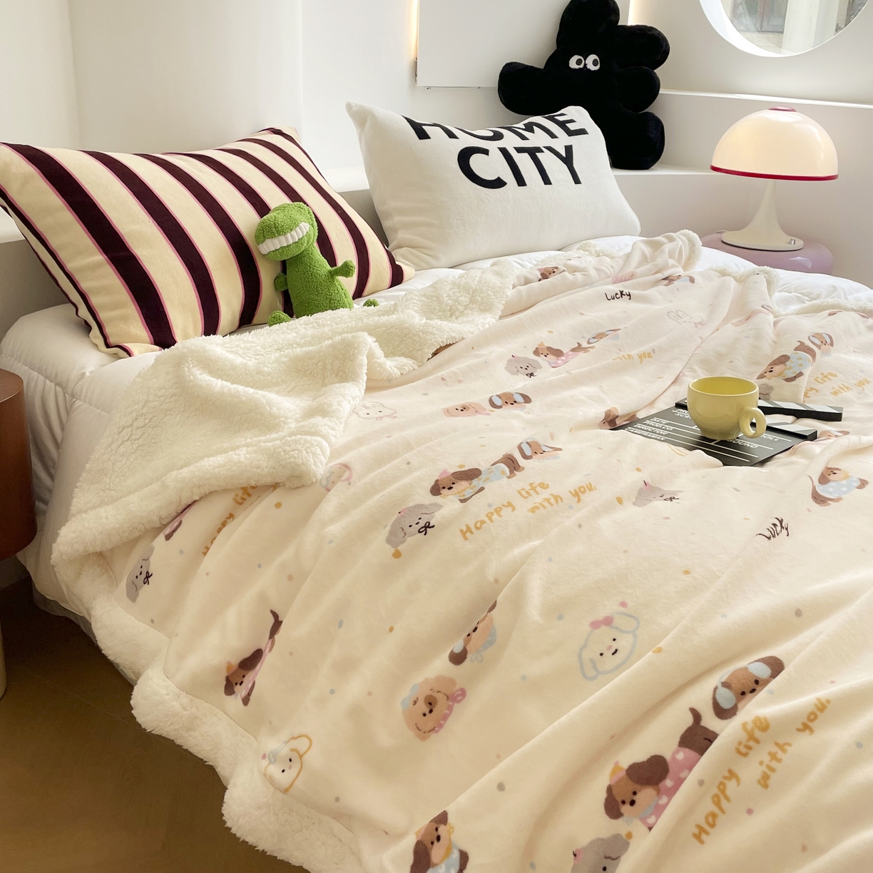 91家纺网 家纺一手货源 找家纺 十里居 2025新款印花牛奶绒羊羔绒盖毯毛毯午休毯卡通多功能沙发毯 小狗派对