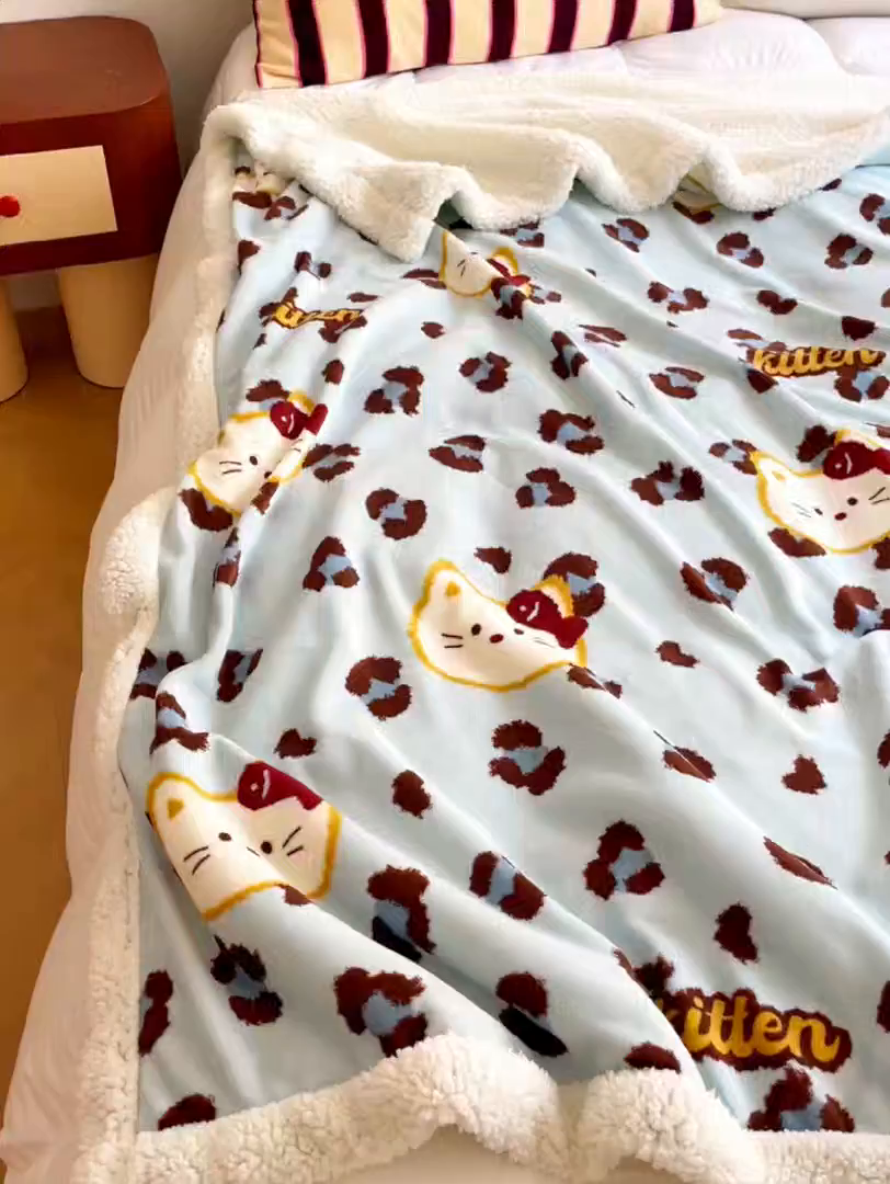 91家纺网 家纺一手货源 找家纺 十里居 2025新款印花牛奶绒羊羔绒盖毯毛毯午休毯卡通多功能沙发毯 喵吃鱼-蓝