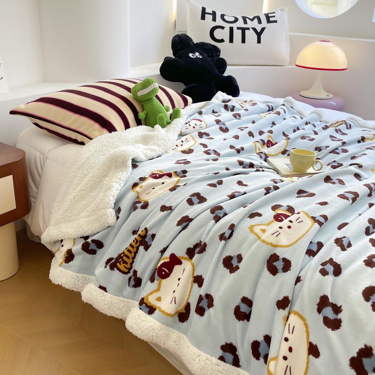 91家纺网 家纺一手货源 找家纺 十里居 2025新款印花牛奶绒羊羔绒盖毯毛毯午休毯卡通多功能沙发毯 喵吃鱼-蓝