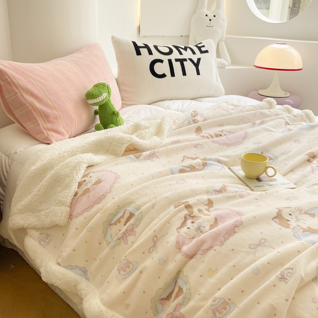 91家纺网 家纺一手货源 找家纺 十里居 2025新款印花牛奶绒羊羔绒盖毯毛毯午休毯卡通多功能沙发毯 蛋糕小猫