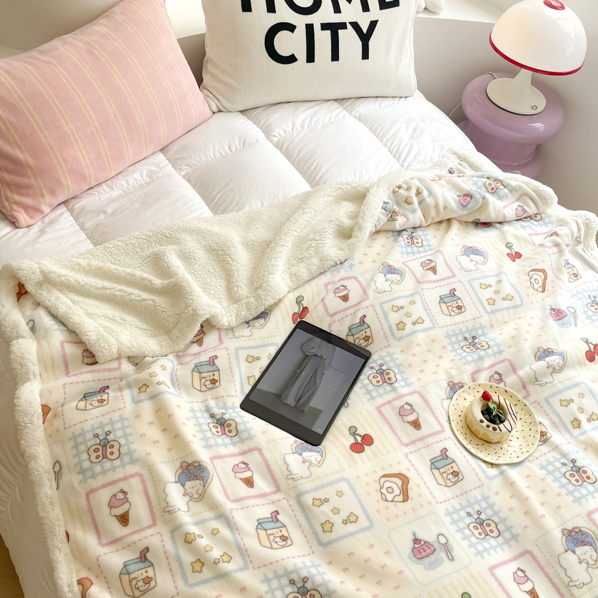 91家纺网 家纺一手货源 找家纺 十里居 2025新款印花牛奶绒羊羔绒盖毯毛毯午休毯卡通多功能沙发毯 甜品屋