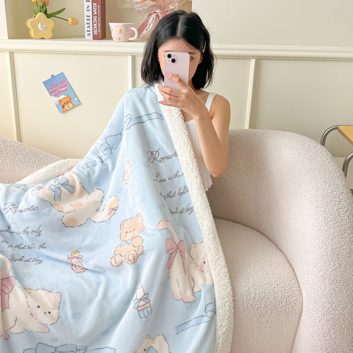 91家纺网 家纺一手货源 找家纺 十里居 2025新款印花牛奶绒羊羔绒盖毯毛毯午休毯卡通多功能沙发毯 蓝蝴蝶结小猫