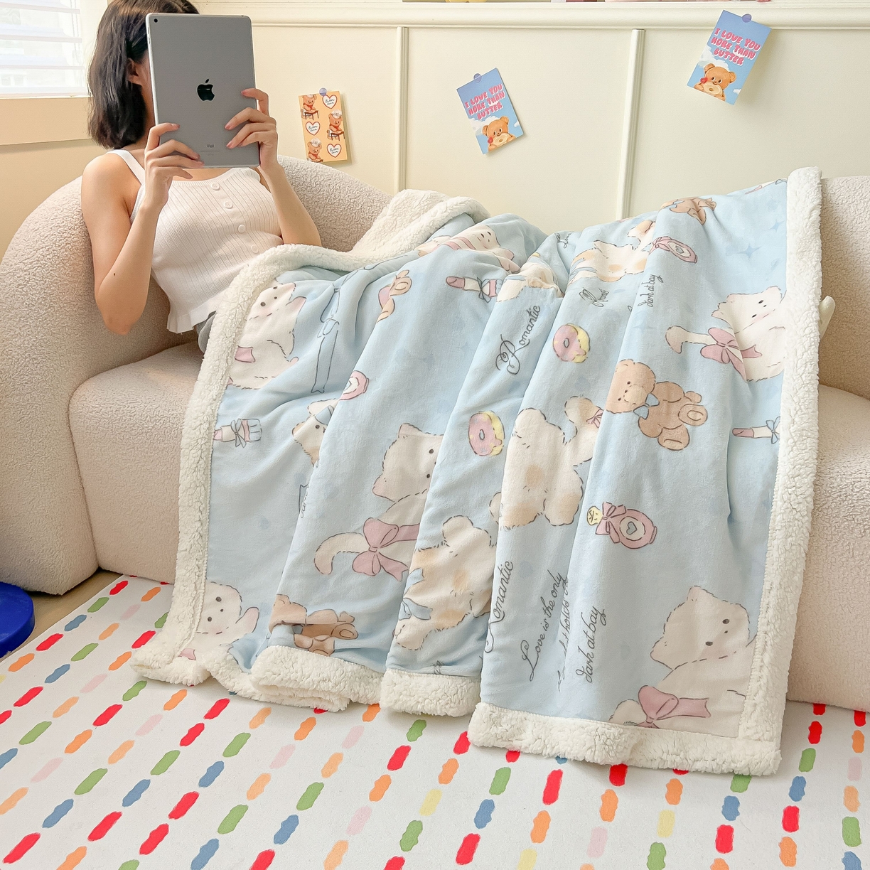 91家纺网 家纺一手货源 找家纺 十里居 2025新款印花牛奶绒羊羔绒盖毯毛毯午休毯卡通多功能沙发毯 蓝蝴蝶结小猫