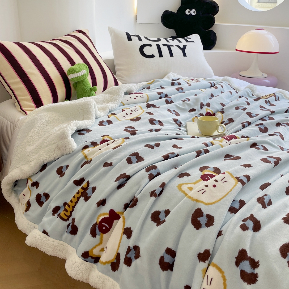 91家纺网 家纺一手货源 找家纺 十里居 2025新款印花牛奶绒羊羔绒盖毯毛毯午休毯卡通多功能沙发毯 喵吃鱼-蓝