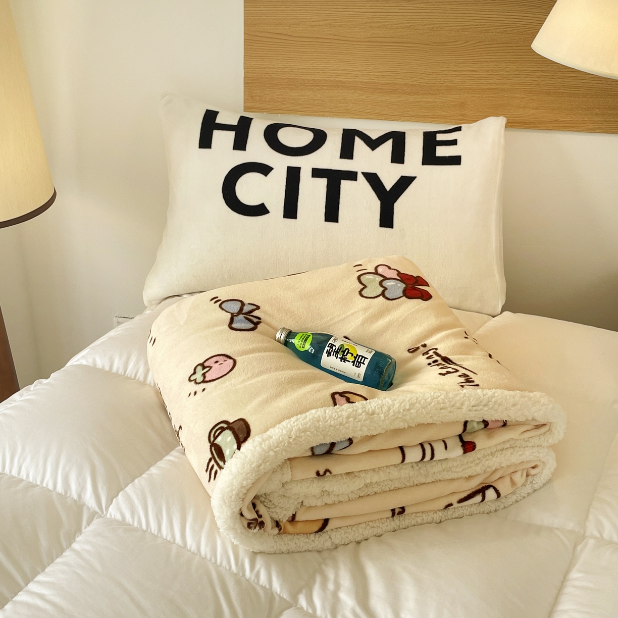 91家纺网 家纺一手货源 找家纺 十里居 2025新款印花牛奶绒羊羔绒盖毯毛毯午休毯卡通多功能沙发毯 小熊日记