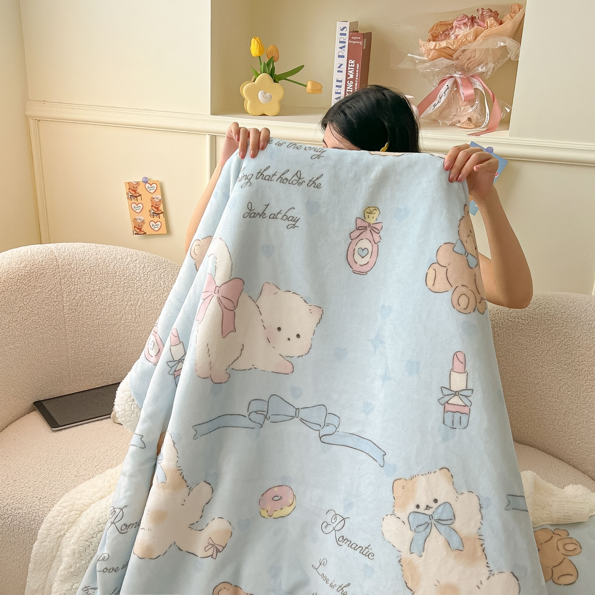 91家纺网 家纺一手货源 找家纺 十里居 2025新款印花牛奶绒羊羔绒盖毯毛毯午休毯卡通多功能沙发毯 蓝蝴蝶结小猫