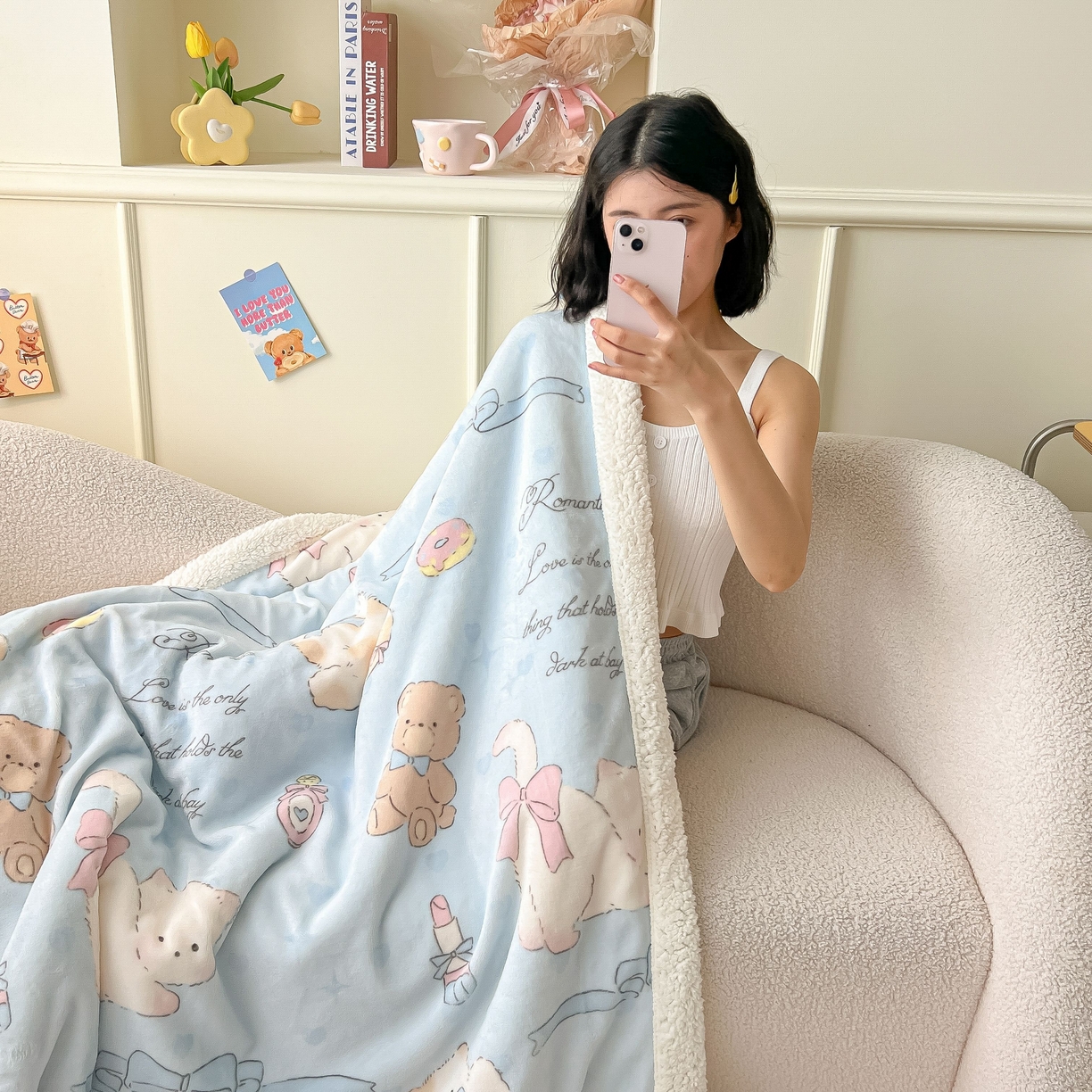 91家纺网 家纺一手货源 找家纺 十里居 2025新款印花牛奶绒羊羔绒盖毯毛毯午休毯卡通多功能沙发毯 蓝蝴蝶结小猫