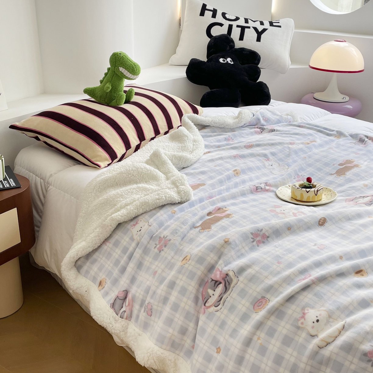 91家纺网 家纺一手货源 找家纺 十里居 2025新款印花牛奶绒羊羔绒盖毯毛毯午休毯卡通多功能沙发毯 蓝格小猫