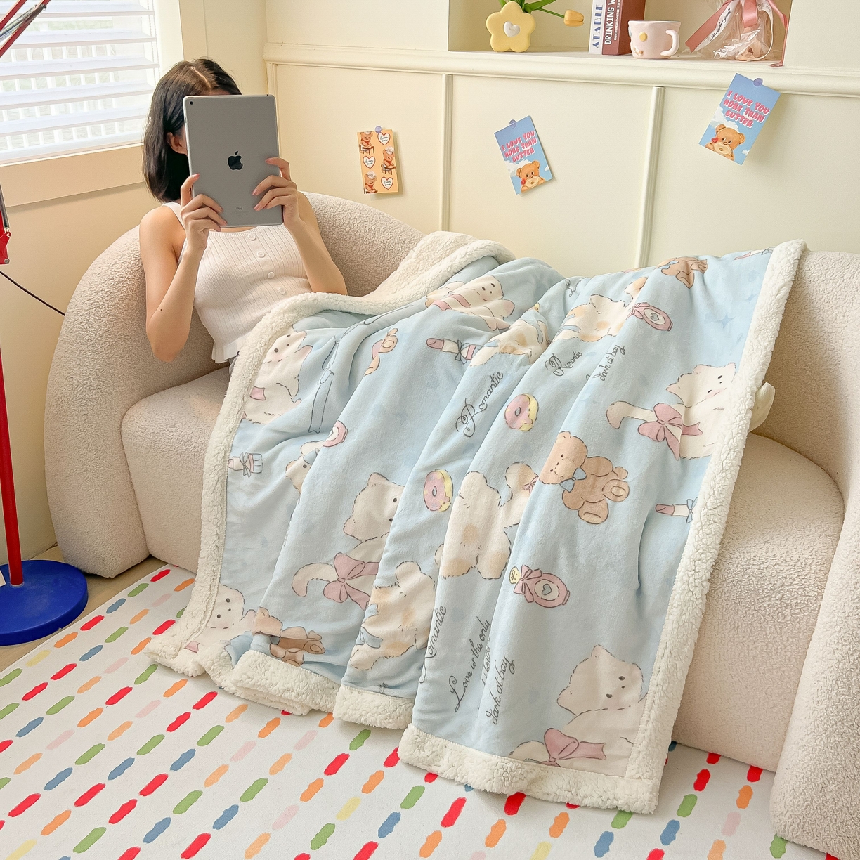 91家纺网 家纺一手货源 找家纺 十里居 2025新款印花牛奶绒羊羔绒盖毯毛毯午休毯卡通多功能沙发毯 蓝蝴蝶结小猫