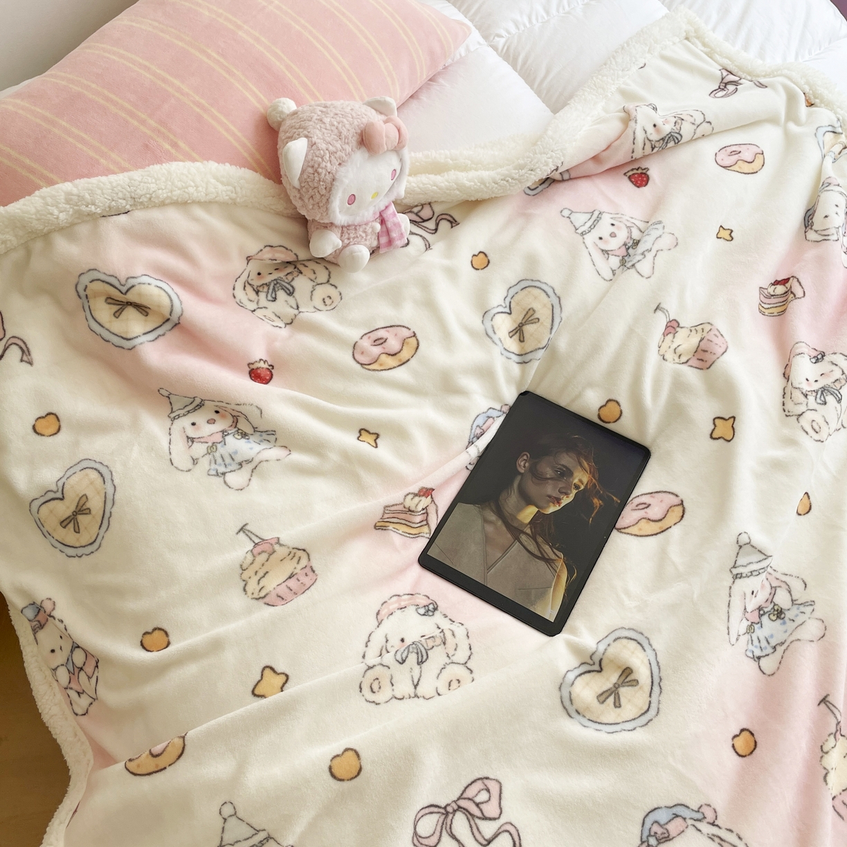 91家纺网 家纺一手货源 找家纺 十里居 2025新款印花牛奶绒羊羔绒盖毯毛毯午休毯卡通多功能沙发毯 兔兔玩偶