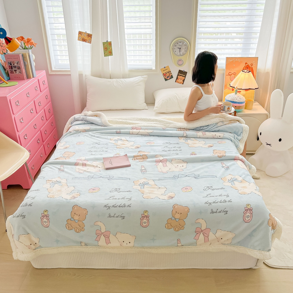 91家纺网 家纺一手货源 找家纺 十里居 2025新款印花牛奶绒羊羔绒盖毯毛毯午休毯卡通多功能沙发毯 蓝蝴蝶结小猫