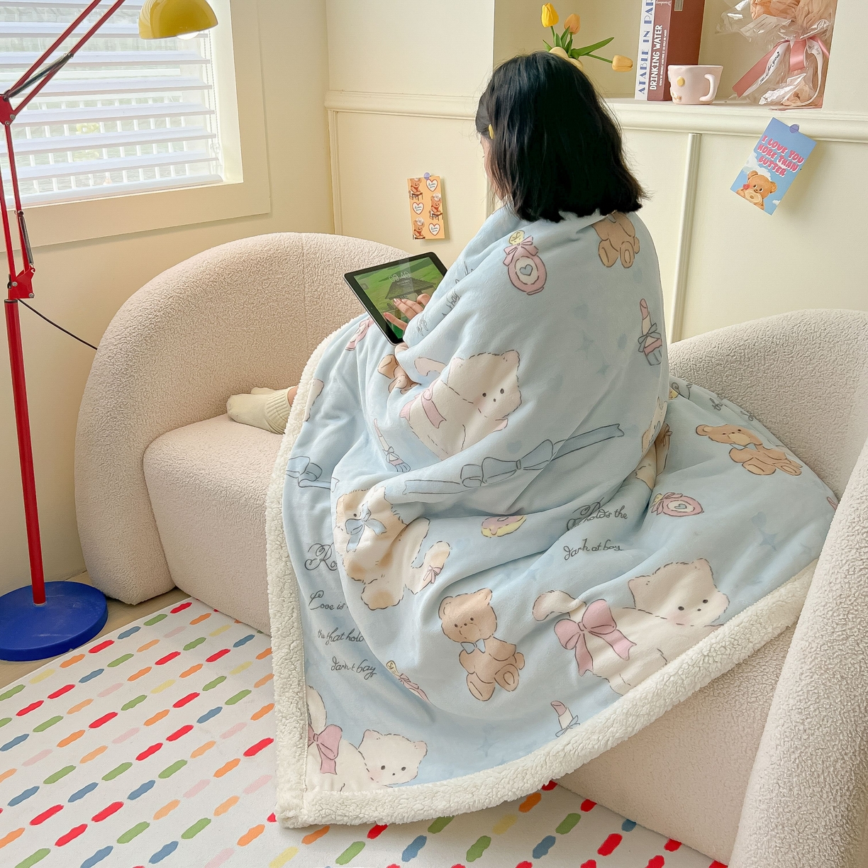 91家纺网 家纺一手货源 找家纺 十里居 2025新款印花牛奶绒羊羔绒盖毯毛毯午休毯卡通多功能沙发毯 蓝蝴蝶结小猫