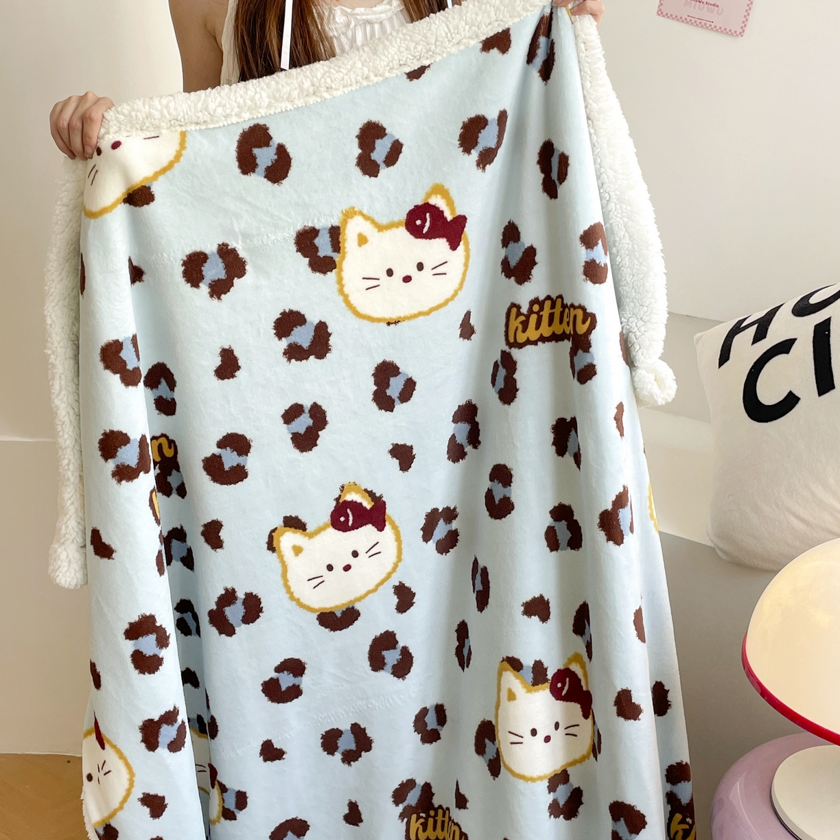 十里居 2025新款印花牛奶绒羊羔绒盖毯毛毯午休毯卡通多功能沙发毯 喵吃鱼-蓝