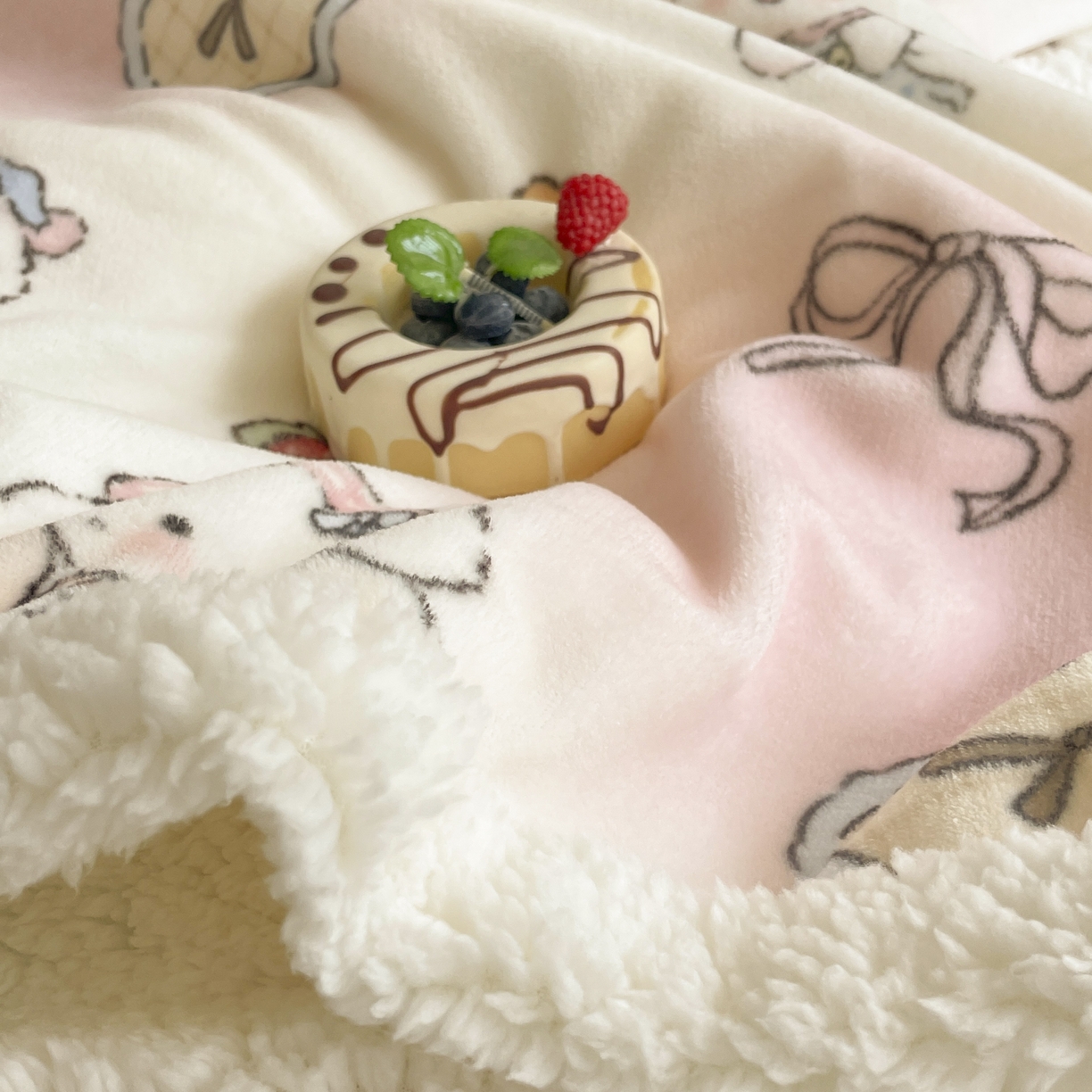 91家纺网 家纺一手货源 找家纺 十里居 2025新款印花牛奶绒羊羔绒盖毯毛毯午休毯卡通多功能沙发毯 兔兔玩偶