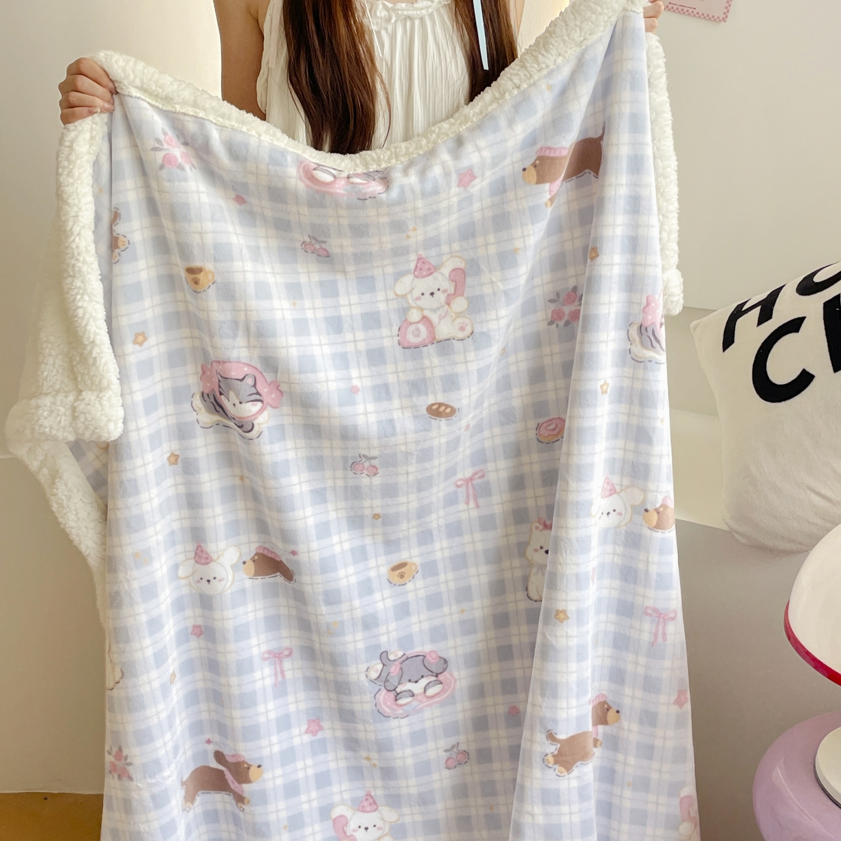 91家纺网 家纺一手货源 找家纺 十里居 2025新款印花牛奶绒羊羔绒盖毯毛毯午休毯卡通多功能沙发毯 蓝格小猫