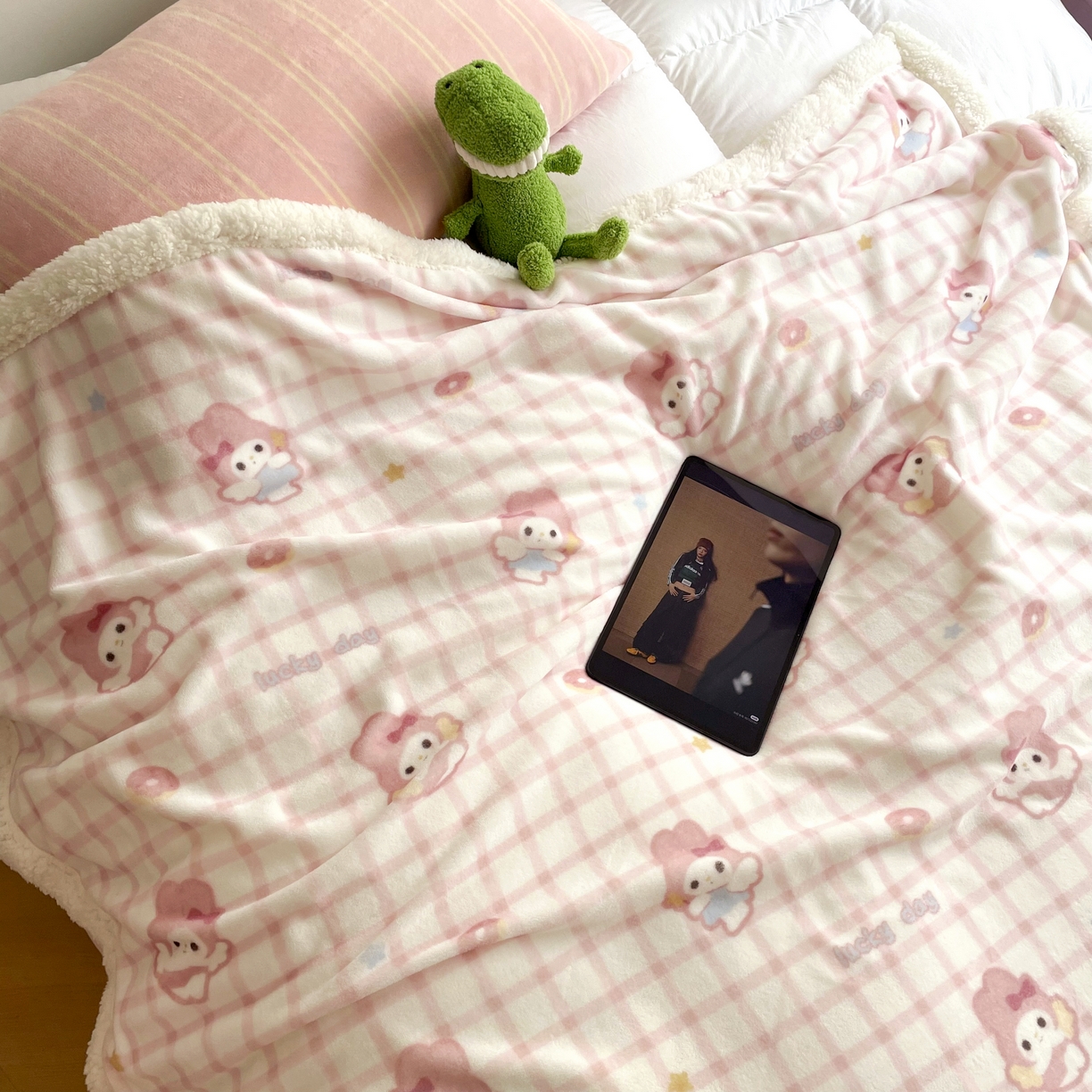 91家纺网 家纺一手货源 找家纺 十里居 2025新款印花牛奶绒羊羔绒盖毯毛毯午休毯卡通多功能沙发毯 甜甜圈兔兔