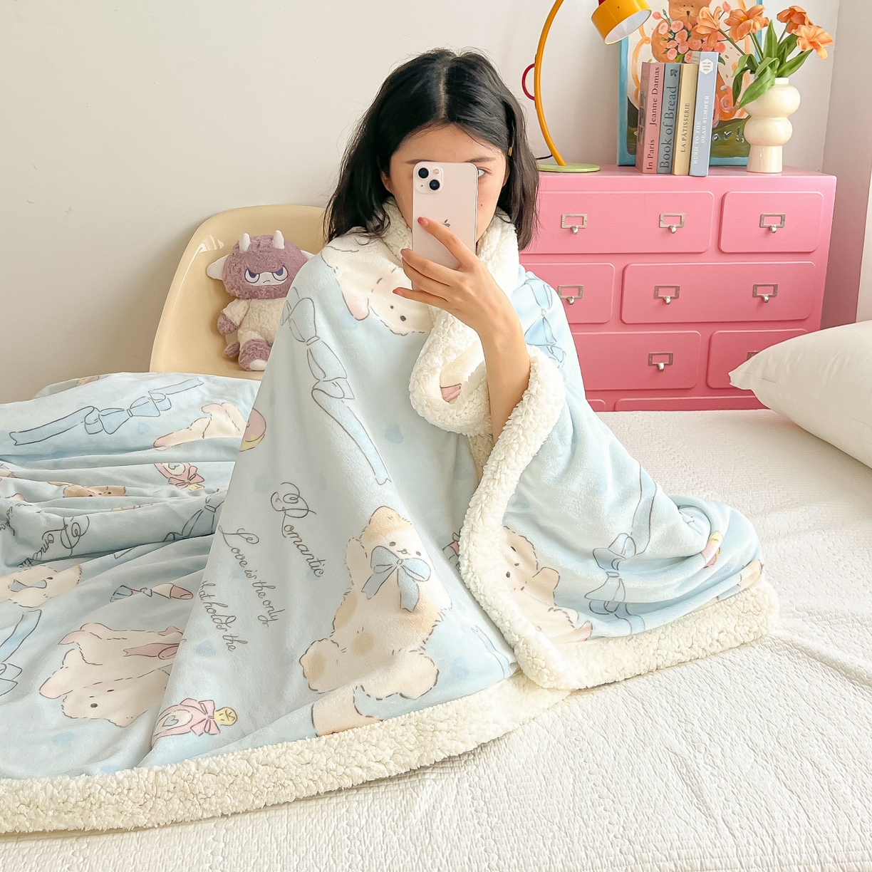 91家纺网 家纺一手货源 找家纺 十里居 2025新款印花牛奶绒羊羔绒盖毯毛毯午休毯卡通多功能沙发毯 蓝蝴蝶结小猫