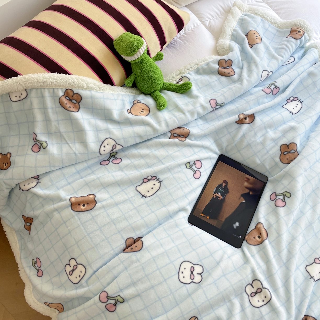 91家纺网 家纺一手货源 找家纺 十里居 2025新款印花牛奶绒羊羔绒盖毯毛毯午休毯卡通多功能沙发毯 萌仔派对