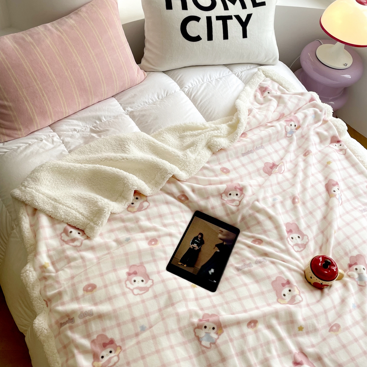 91家纺网 家纺一手货源 找家纺 十里居 2025新款印花牛奶绒羊羔绒盖毯毛毯午休毯卡通多功能沙发毯 甜甜圈兔兔