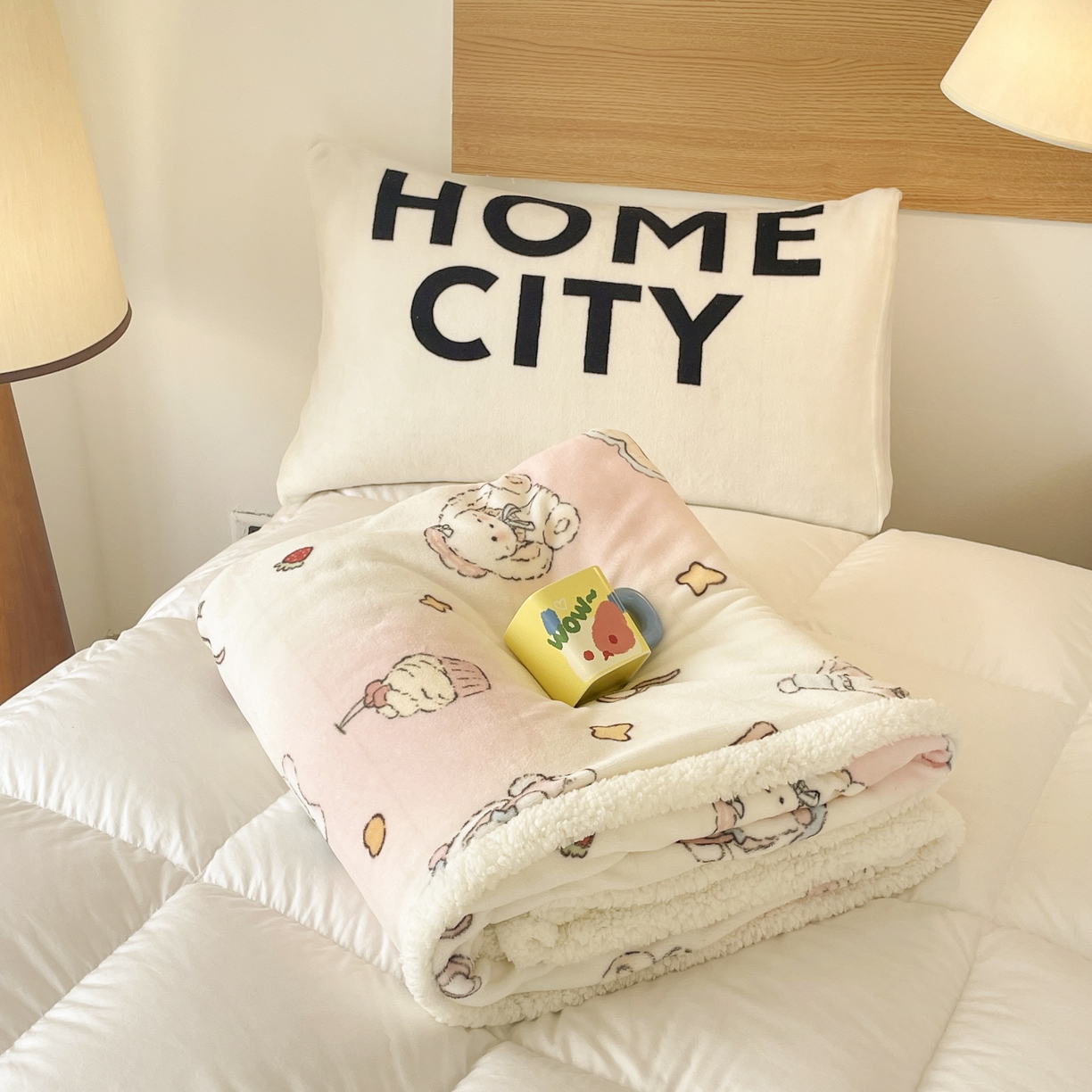 91家纺网 家纺一手货源 找家纺 十里居 2025新款印花牛奶绒羊羔绒盖毯毛毯午休毯卡通多功能沙发毯 兔兔玩偶
