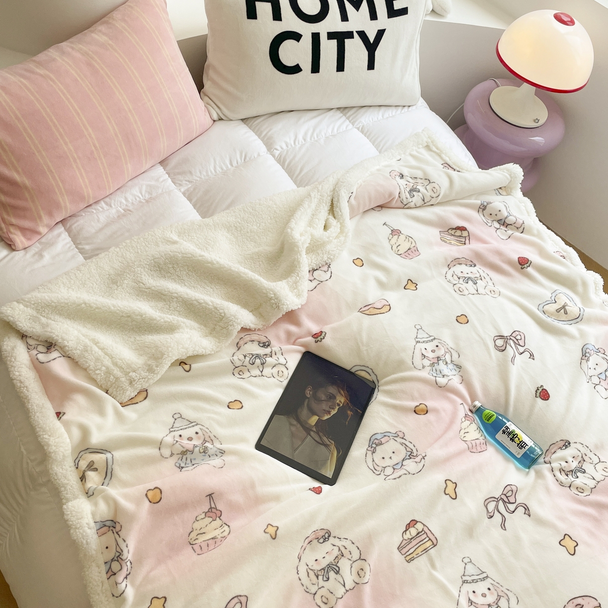 91家纺网 家纺一手货源 找家纺 十里居 2025新款印花牛奶绒羊羔绒盖毯毛毯午休毯卡通多功能沙发毯 兔兔玩偶