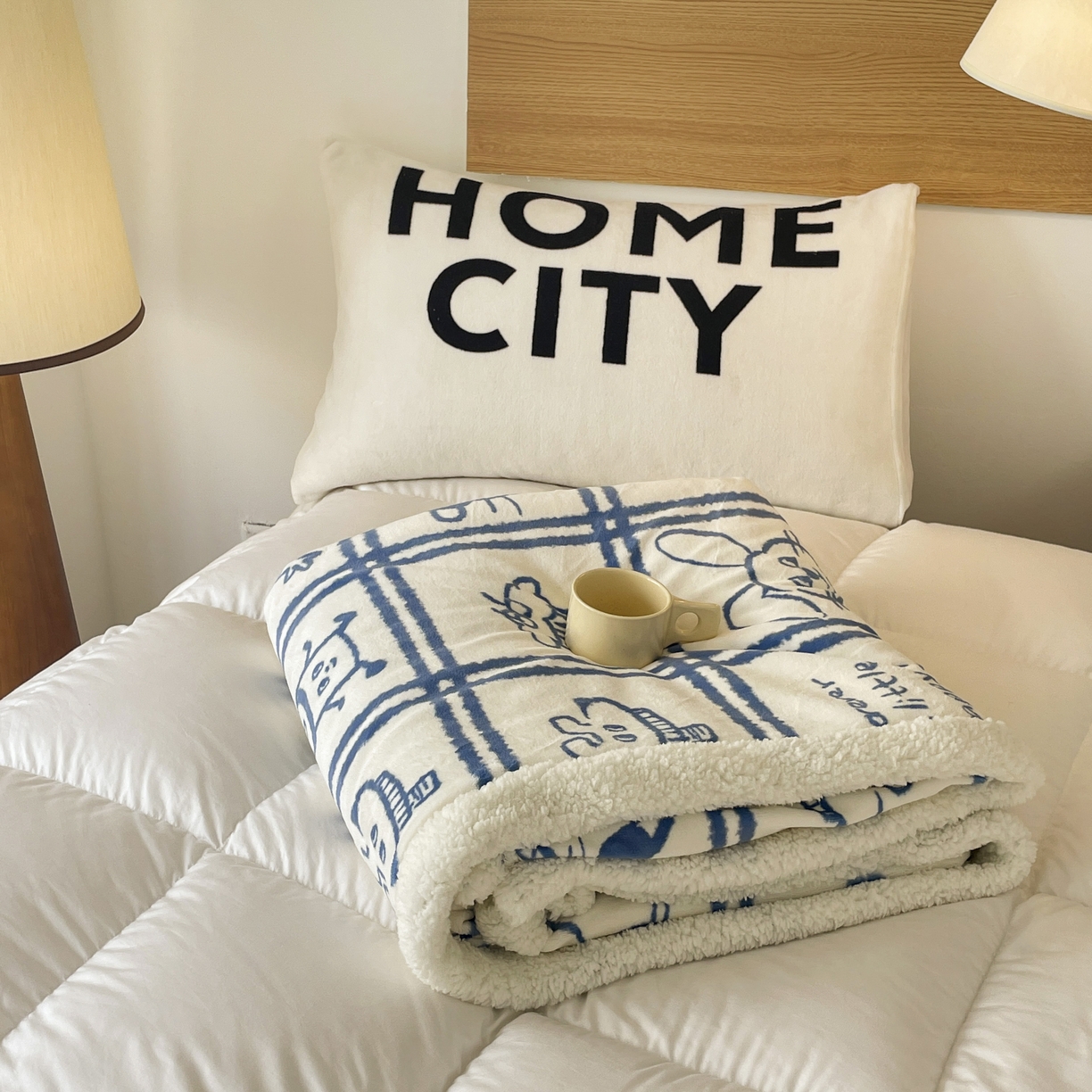 91家纺网 家纺一手货源 找家纺 十里居 2025新款印花牛奶绒羊羔绒盖毯毛毯午休毯卡通多功能沙发毯 蓝色涂鸦