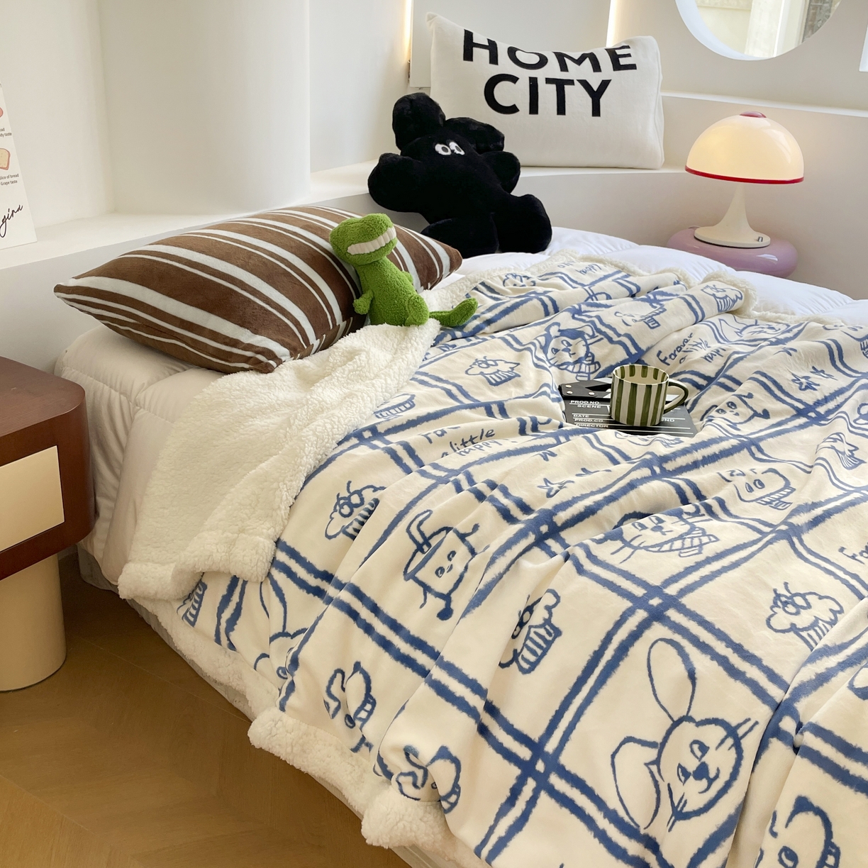 91家纺网 家纺一手货源 找家纺 十里居 2025新款印花牛奶绒羊羔绒盖毯毛毯午休毯卡通多功能沙发毯 蓝色涂鸦