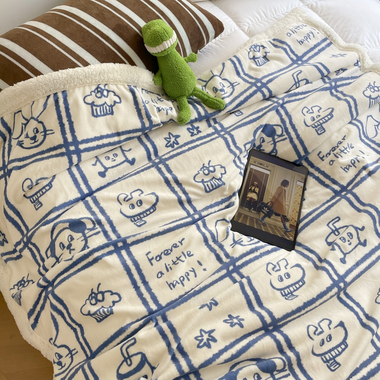 91家纺网 家纺一手货源 找家纺 十里居 2025新款印花牛奶绒羊羔绒盖毯毛毯午休毯卡通多功能沙发毯 蓝色涂鸦