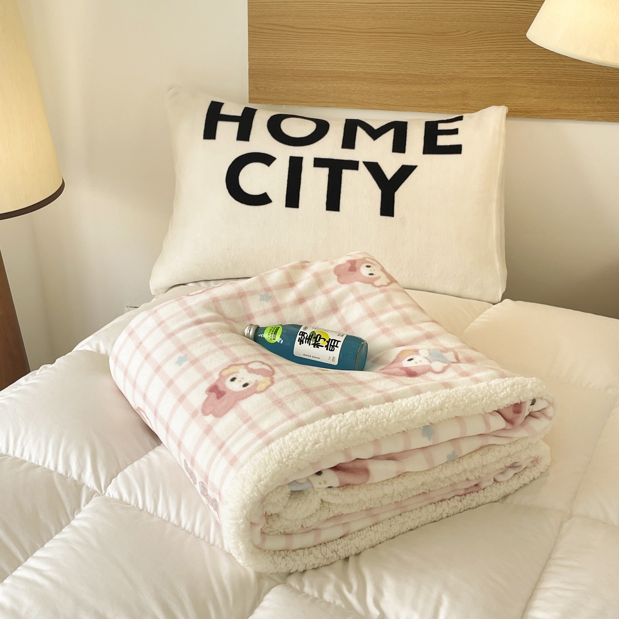 91家纺网 家纺一手货源 找家纺 十里居 2025新款印花牛奶绒羊羔绒盖毯毛毯午休毯卡通多功能沙发毯 甜甜圈兔兔