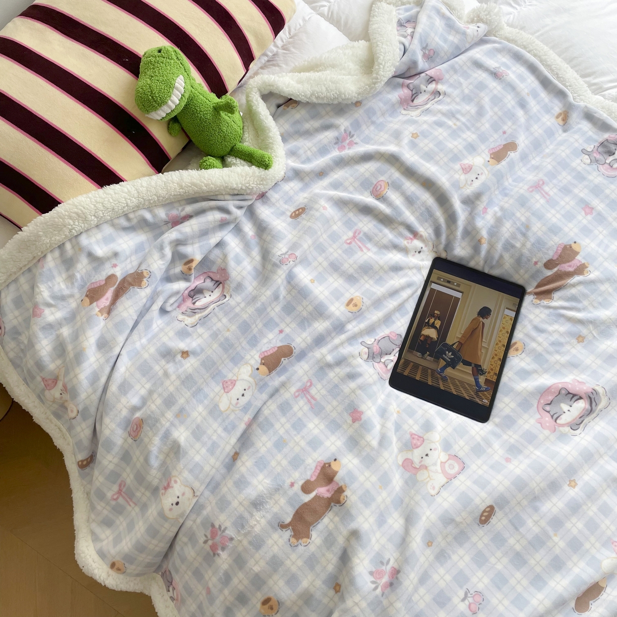 91家纺网 家纺一手货源 找家纺 十里居 2025新款印花牛奶绒羊羔绒盖毯毛毯午休毯卡通多功能沙发毯 蓝格小猫