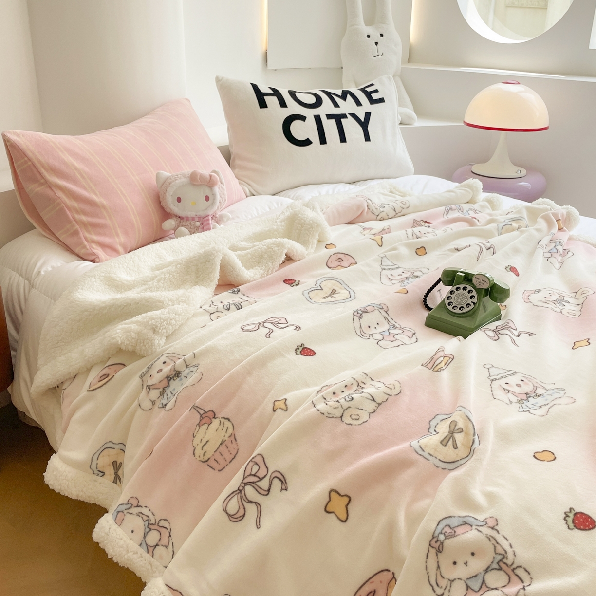 91家纺网 家纺一手货源 找家纺 十里居 2025新款印花牛奶绒羊羔绒盖毯毛毯午休毯卡通多功能沙发毯 兔兔玩偶