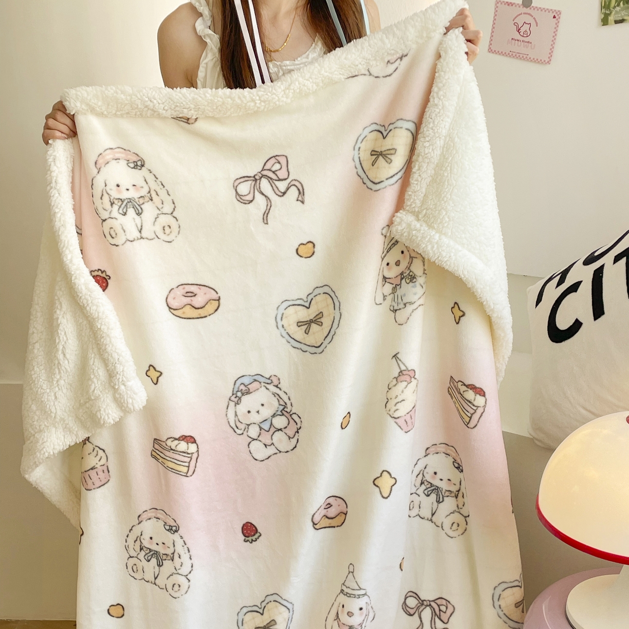 十里居 2025新款印花牛奶绒羊羔绒盖毯毛毯午休毯卡通多功能沙发毯 兔兔玩偶