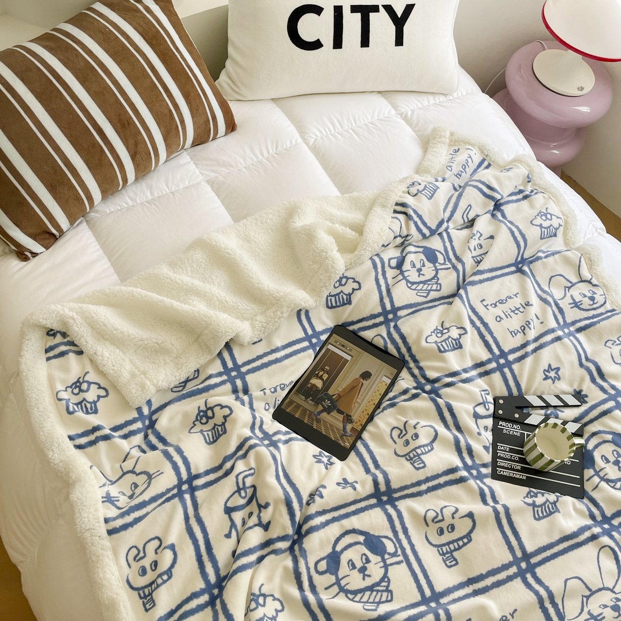 91家纺网 家纺一手货源 找家纺 十里居 2025新款印花牛奶绒羊羔绒盖毯毛毯午休毯卡通多功能沙发毯 蓝色涂鸦