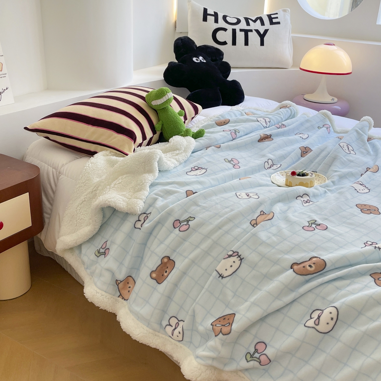 91家纺网 家纺一手货源 找家纺 十里居 2025新款印花牛奶绒羊羔绒盖毯毛毯午休毯卡通多功能沙发毯 萌仔派对