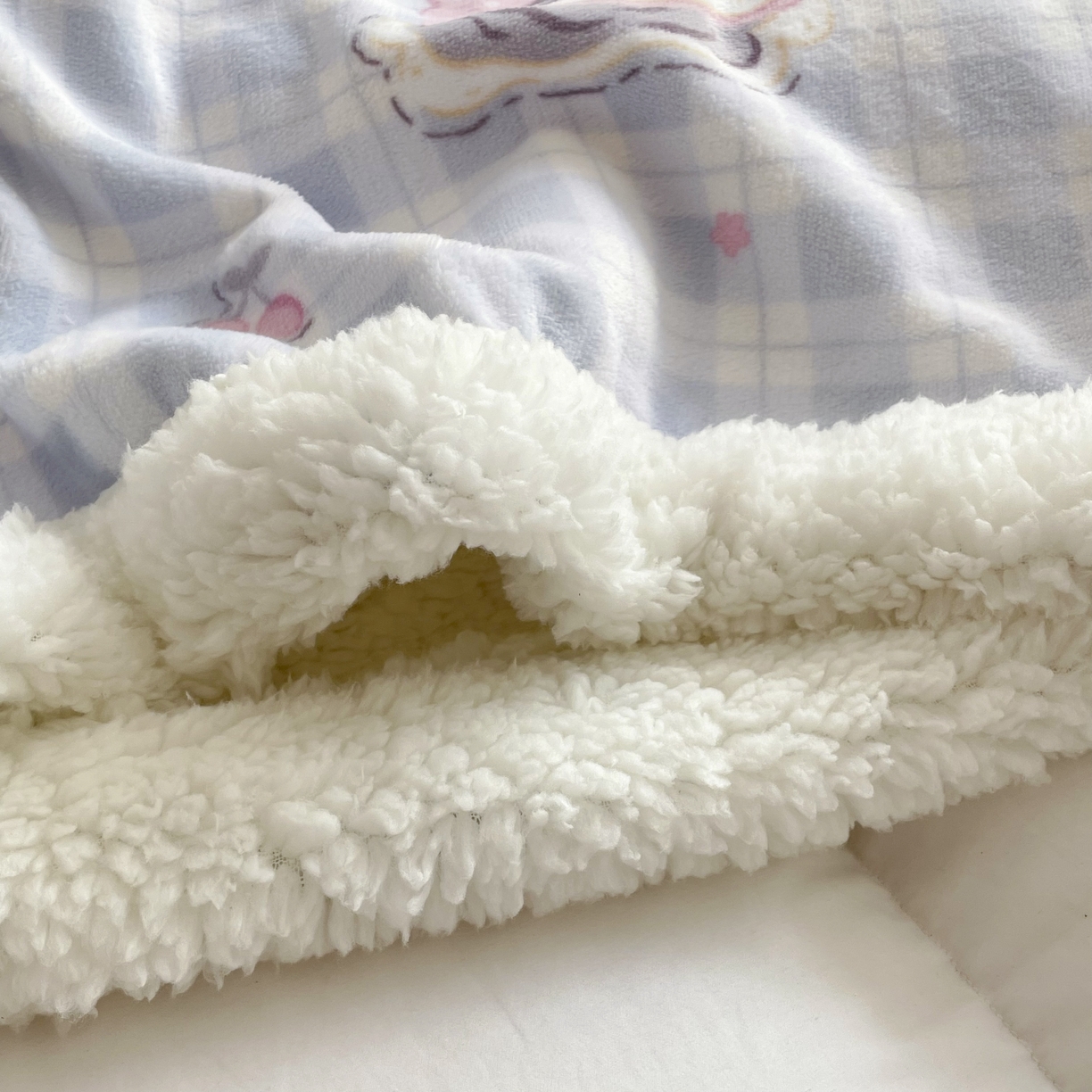 91家纺网 家纺一手货源 找家纺 十里居 2025新款印花牛奶绒羊羔绒盖毯毛毯午休毯卡通多功能沙发毯 蓝格小猫