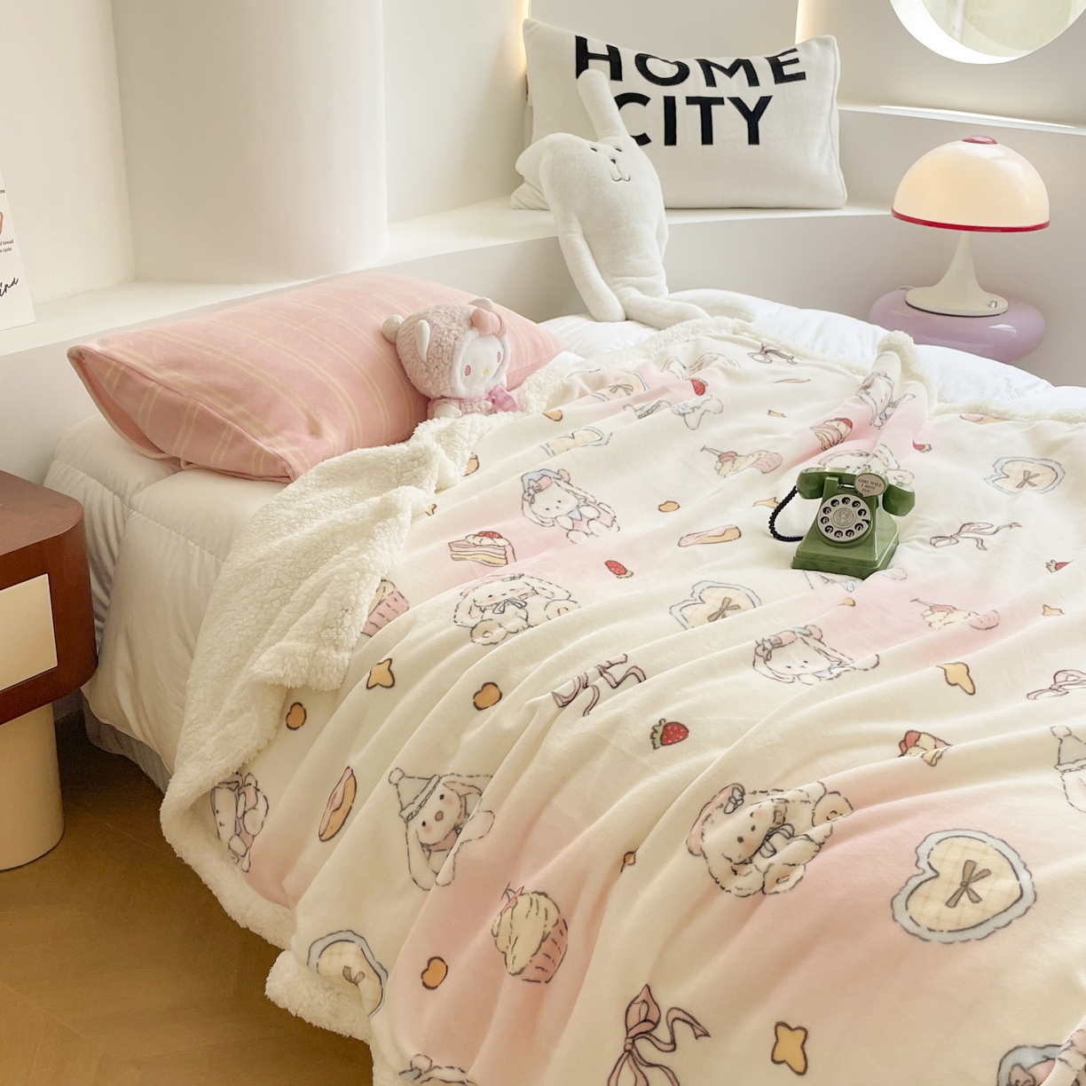 91家纺网 家纺一手货源 找家纺 十里居 2025新款印花牛奶绒羊羔绒盖毯毛毯午休毯卡通多功能沙发毯 兔兔玩偶