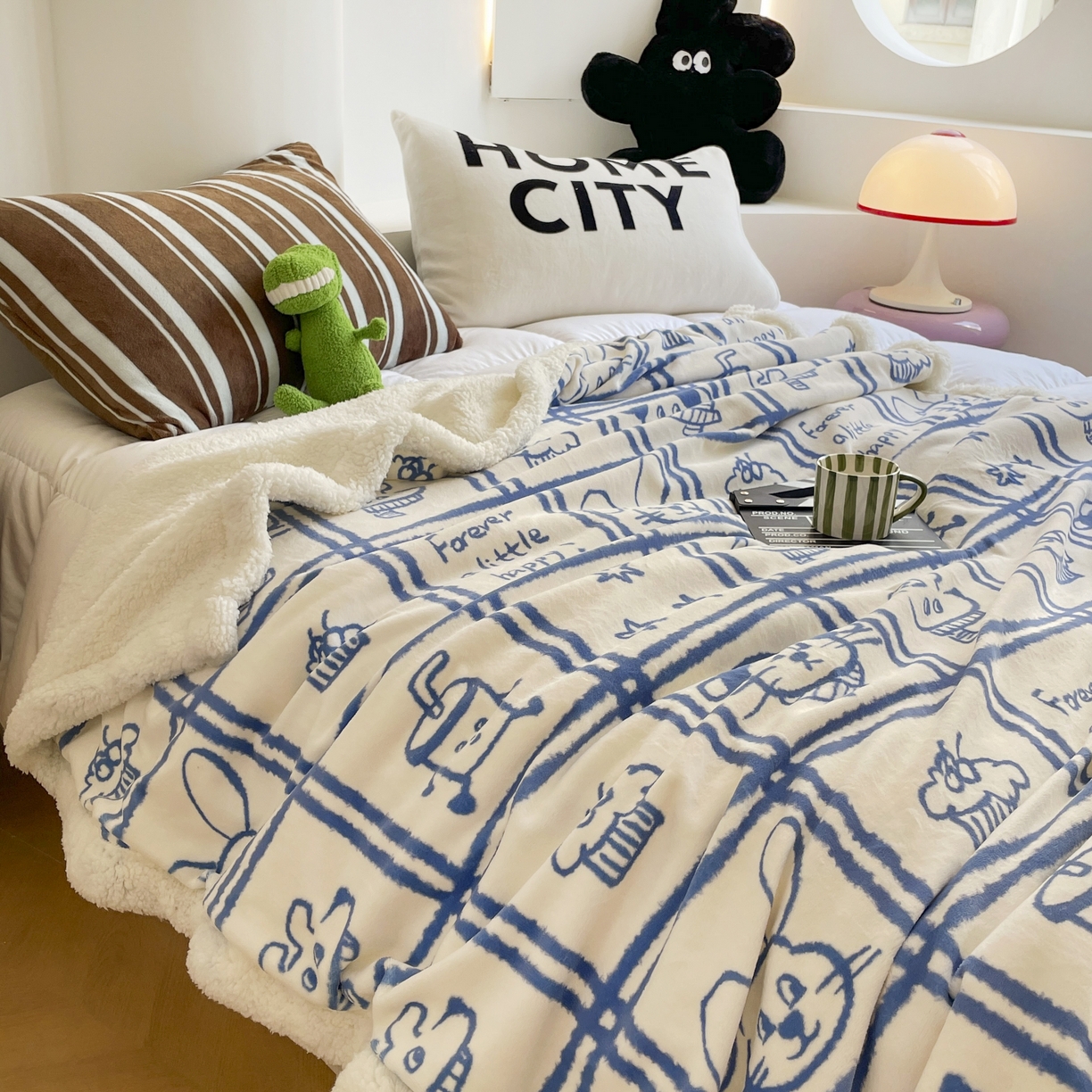 91家纺网 家纺一手货源 找家纺 十里居 2025新款印花牛奶绒羊羔绒盖毯毛毯午休毯卡通多功能沙发毯 蓝色涂鸦