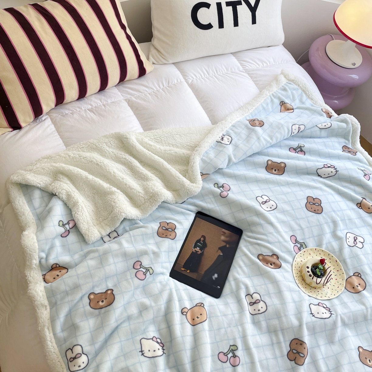 91家纺网 家纺一手货源 找家纺 十里居 2025新款印花牛奶绒羊羔绒盖毯毛毯午休毯卡通多功能沙发毯 萌仔派对