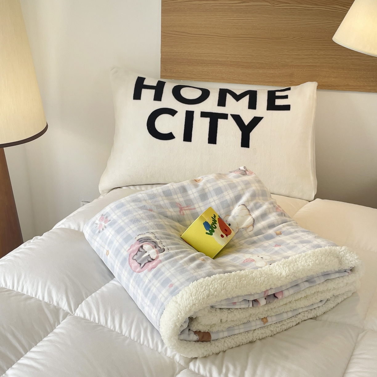 91家纺网 家纺一手货源 找家纺 十里居 2025新款印花牛奶绒羊羔绒盖毯毛毯午休毯卡通多功能沙发毯 蓝格小猫