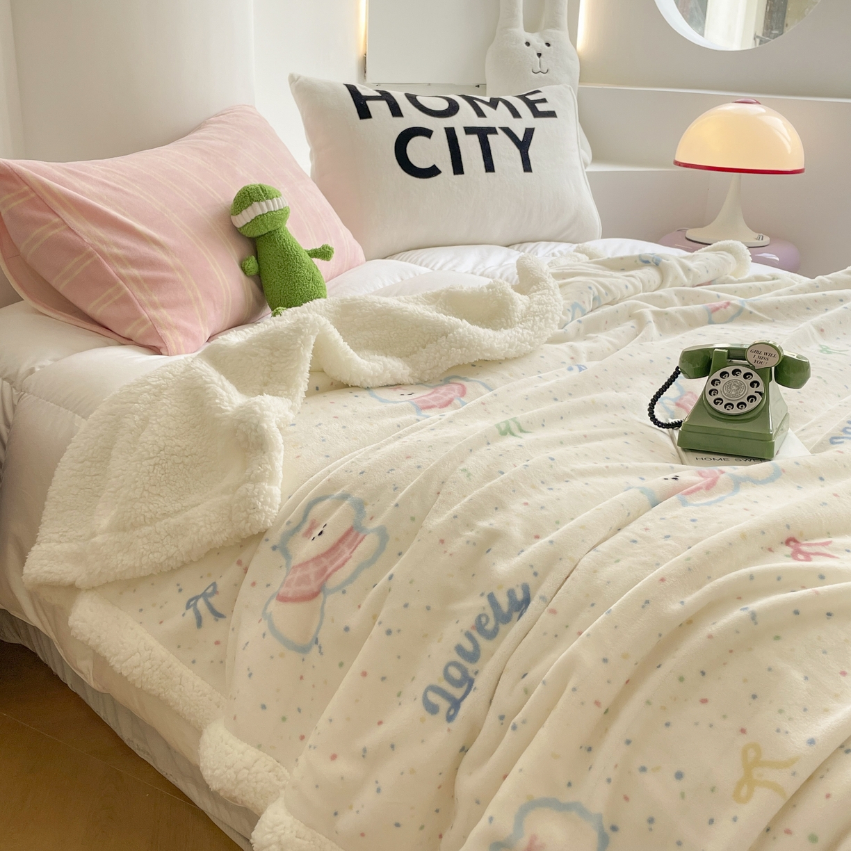 91家纺网 家纺一手货源 找家纺 十里居 2025新款印花牛奶绒羊羔绒盖毯毛毯午休毯卡通多功能沙发毯 五彩缤纷狗