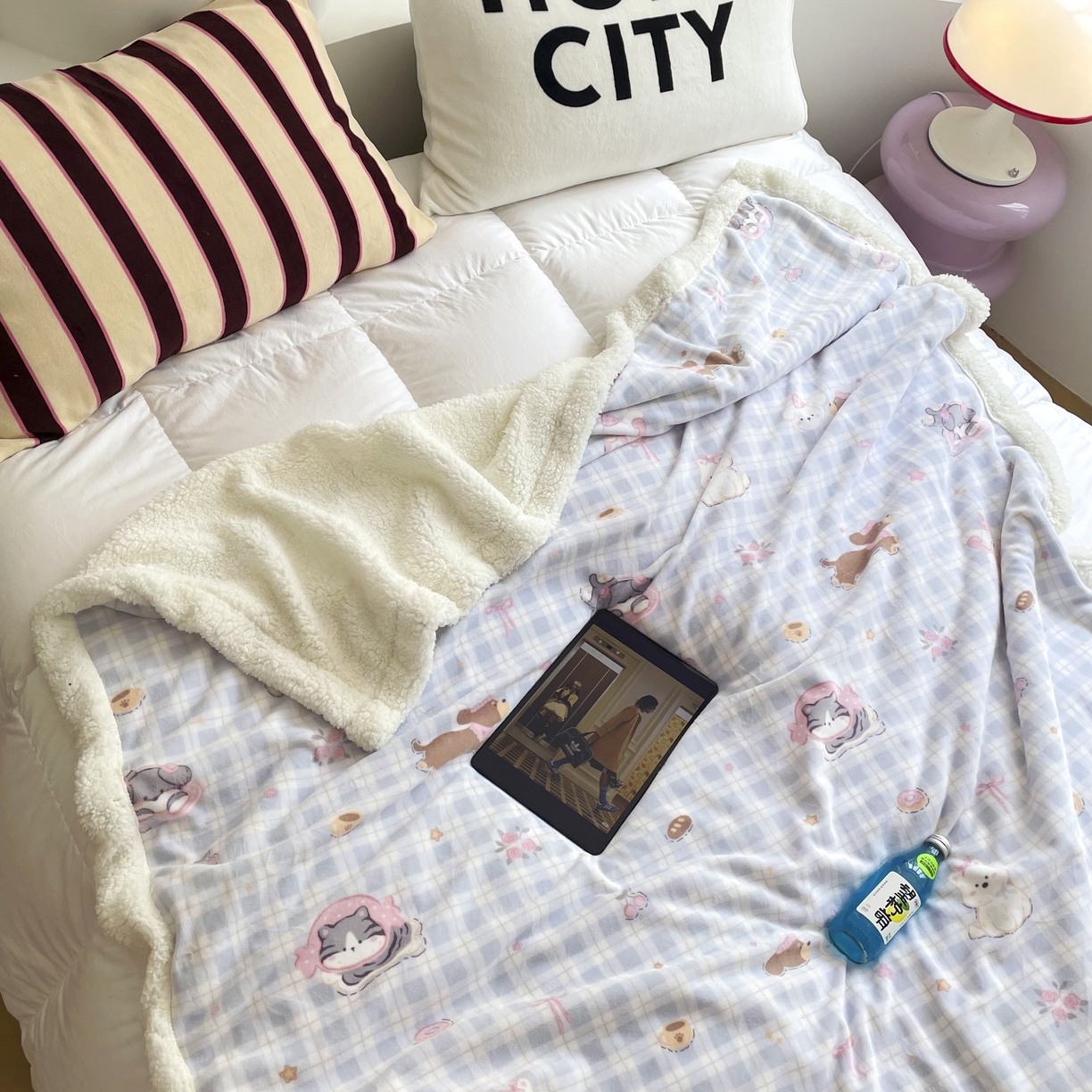 91家纺网 家纺一手货源 找家纺 十里居 2025新款印花牛奶绒羊羔绒盖毯毛毯午休毯卡通多功能沙发毯 蓝格小猫