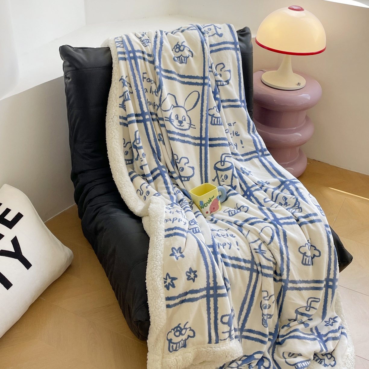 91家纺网 家纺一手货源 找家纺 十里居 2025新款印花牛奶绒羊羔绒盖毯毛毯午休毯卡通多功能沙发毯 蓝色涂鸦