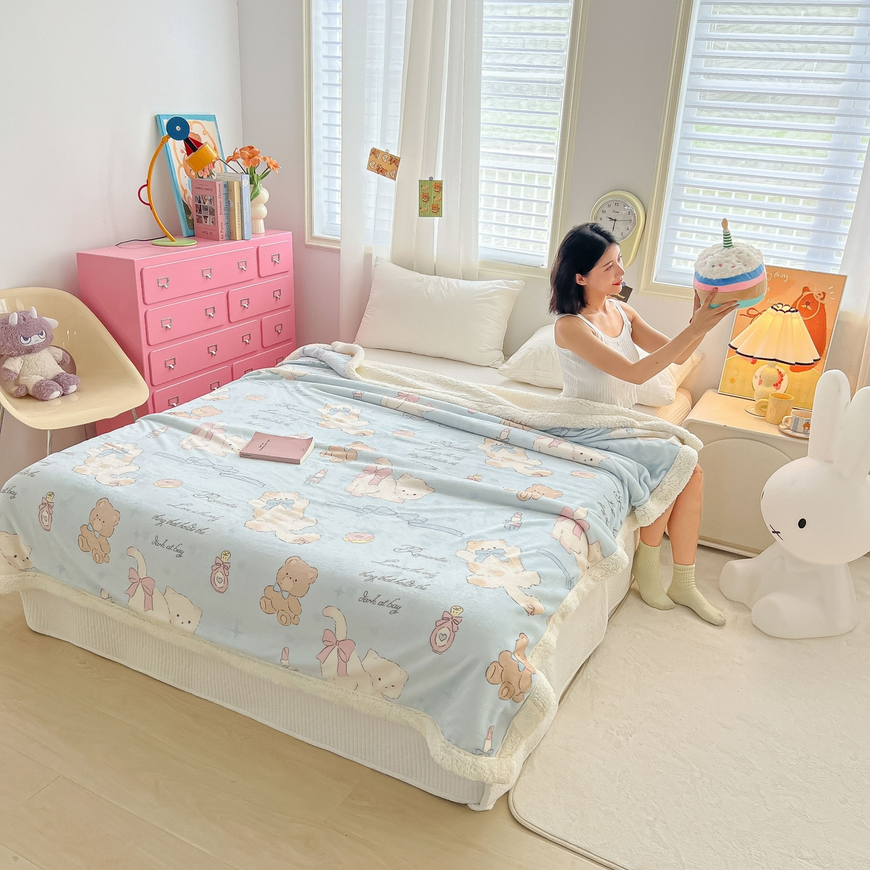 91家纺网 家纺一手货源 找家纺 十里居 2025新款印花牛奶绒羊羔绒盖毯毛毯午休毯卡通多功能沙发毯 蓝蝴蝶结小猫