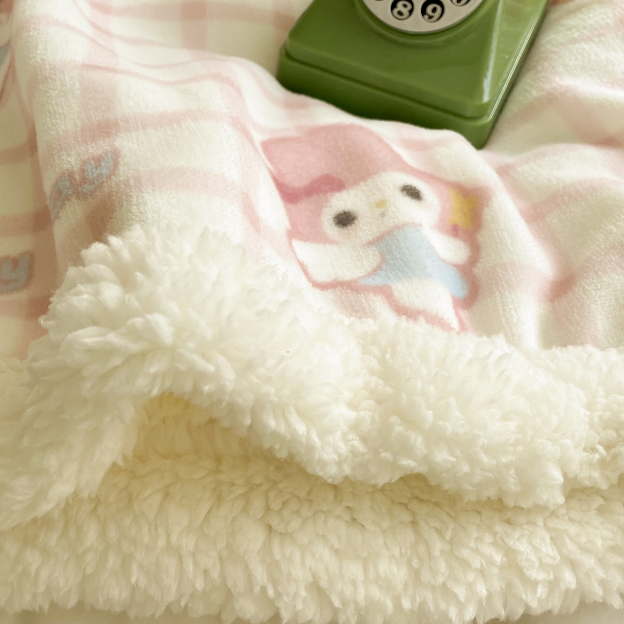 91家纺网 家纺一手货源 找家纺 十里居 2025新款印花牛奶绒羊羔绒盖毯毛毯午休毯卡通多功能沙发毯 甜甜圈兔兔