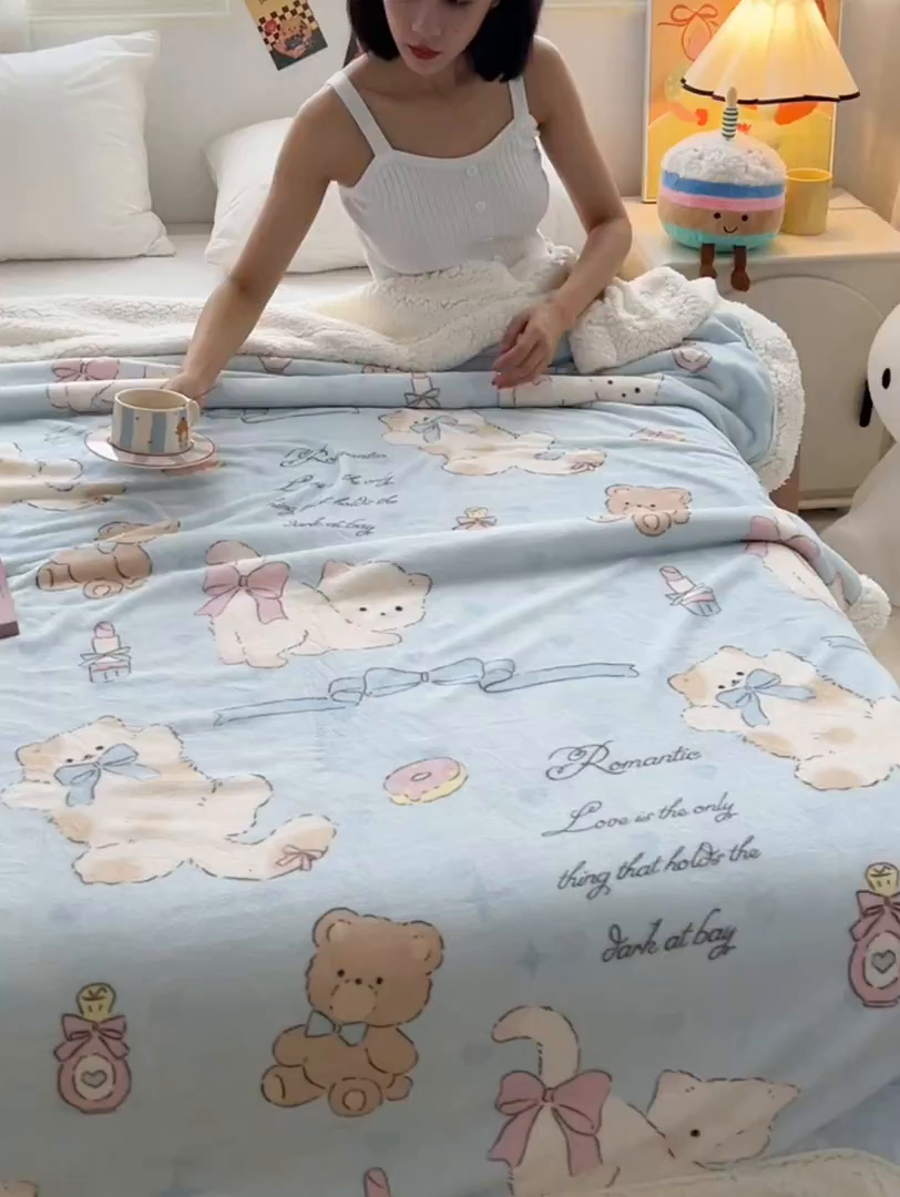 91家纺网 家纺一手货源 找家纺 十里居 2025新款印花牛奶绒羊羔绒盖毯毛毯午休毯卡通多功能沙发毯 蓝蝴蝶结小猫